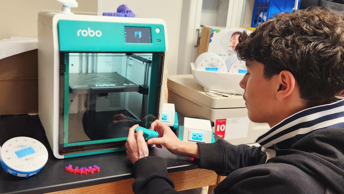 boxlightinc's tweet photo. 200+ 3D printers, standards-aligned curriculum &amp; real teacher training! Boxlight is empowering Jefferson Parish Schools (LA) to bring hands-on STEM to every science classroom. 🌟 https://t.co/s75NOCrIPT 
#STEM #Boxlight #JeffersonParishSchools #MimioSTEM https://t.co/3cVlDHw0YN