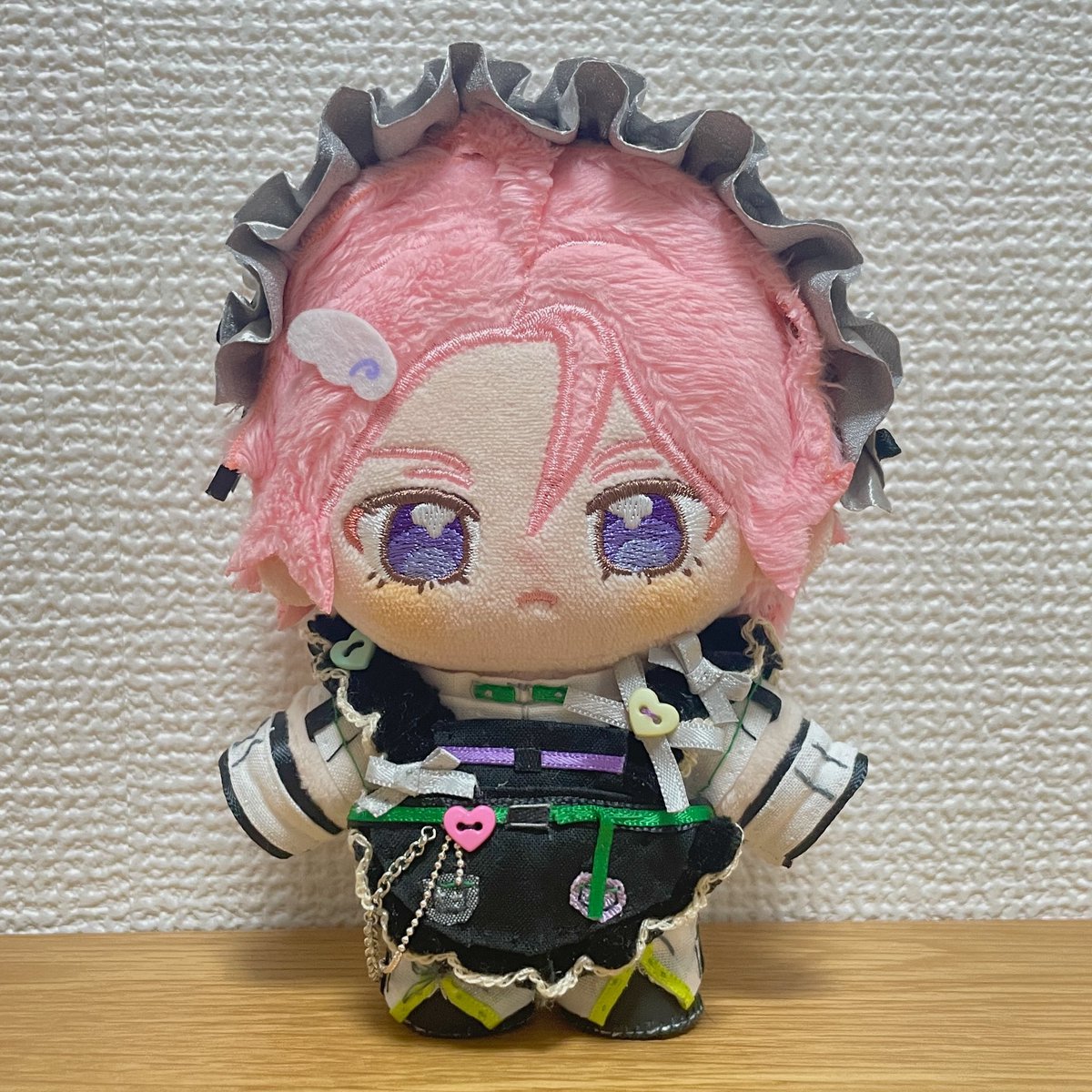 Mutatata3's tweet photo. MEME:ID衣装　桜河こはくくん
完成しました😆

海渡翼さんにちなんだ🪽…？かはわかりませんが、背中の翼もそれらしきものを入れています😌

モップならぬ杖を持っていただきました🪄

#いつぬいが見られるタグ 
#あんスタ手芸部 https://t.co/nmMj8XGDap