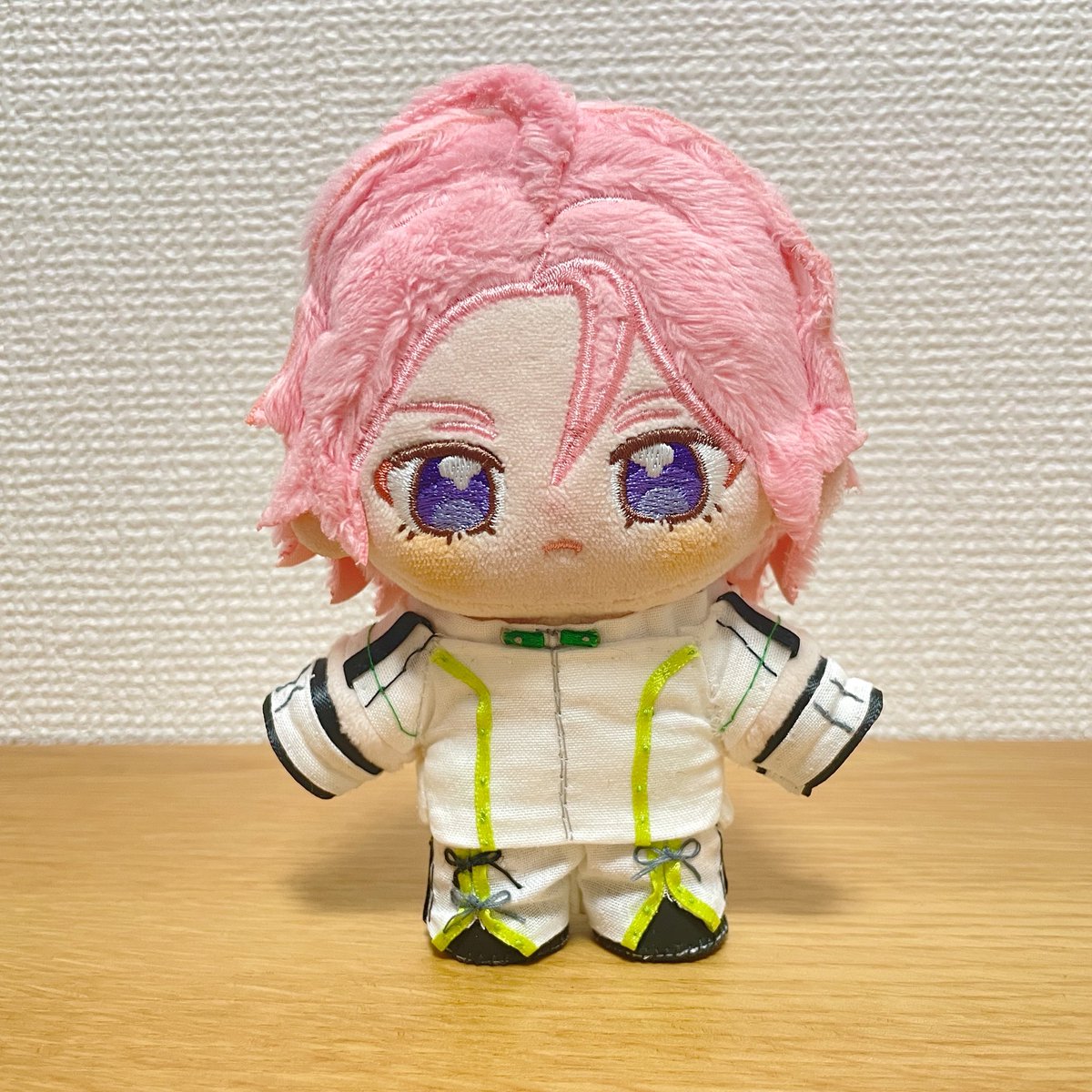 Mutatata3's tweet photo. MEME:ID衣装　桜河こはくくん
完成しました😆

海渡翼さんにちなんだ🪽…？かはわかりませんが、背中の翼もそれらしきものを入れています😌

モップならぬ杖を持っていただきました🪄

#いつぬいが見られるタグ 
#あんスタ手芸部 https://t.co/nmMj8XGDap