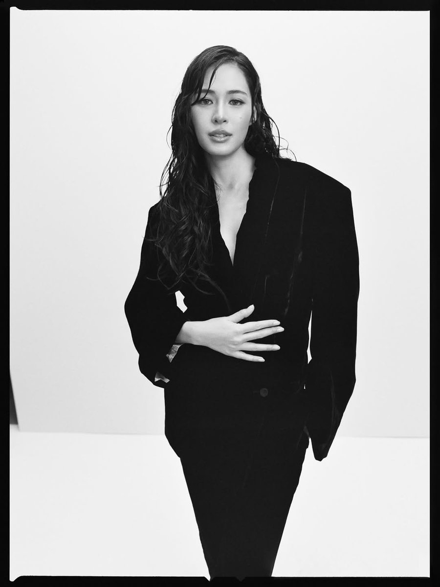 LingOrm_BH's tweet photo. แอคใหญ่ 25.9M มาลงรูปพี่หลิงค่ะทุกคนนนนนนน ไปเอนเกจกันค่ะแม่ๆ 🖤✨️ 

Cr. IG: calvinklein 

#LinglingKwongxCalvinKlein
#CalvinKleinSS27 #NYFW #NewYorkFashionWeek
#CalvinKlein #LinglingKwong
@linglingsirilak @CalvinKlein https://t.co/TPG0PNHGDy