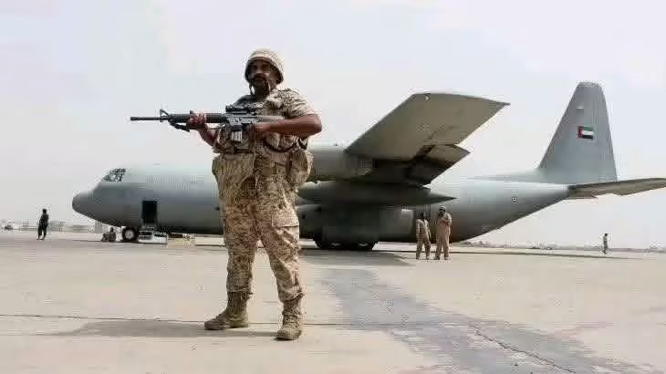 osad2030's tweet photo. 10 ضباط إماراتيين كانوا ماسكين اليمن من #الساحل_الغربي إلى حضرموت بطولها وعرضها، وكانت الجبهات متماسكة ومتقدمة، ومسرح العمليات واحد.
واليوم اكثر من ألف ضابط سعودي في اليمن، ومع هذا تشهد البلاد انفلاتاً بالخدمات والجبهات معاً. 
🇦🇪
@Gg5k0kHD2MnQBi5 https://t.co/B3wGdCMAji
