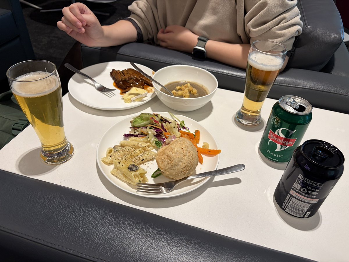 alpha_yume's tweet photo. #あるふぁのオーストラリア2026 
個人時に楽しみにしていた
ニュージーランド航空ラウンジ
地ビールいただきやす https://t.co/x7xdXchmW9