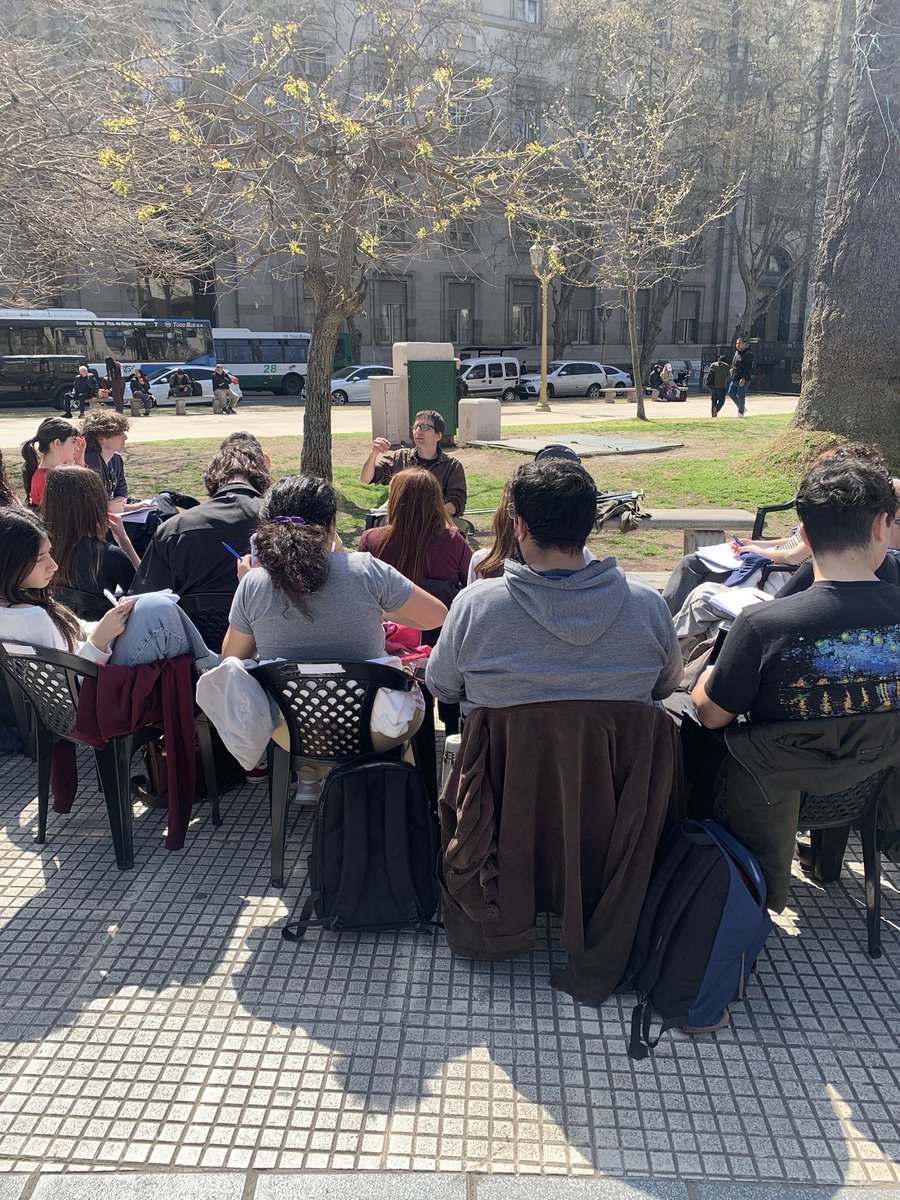 bronzeagevasco's tweet photo. Woke: marchamos pacificamente teniendo clase en plaza de mayo

Broke: clase al aire libre por falta de financiamiento universitario

Bespoke: aumento de testosterona gracias a la síntesis de vitamina D, bajo estrés y house music https://t.co/MYH0b0MYCS