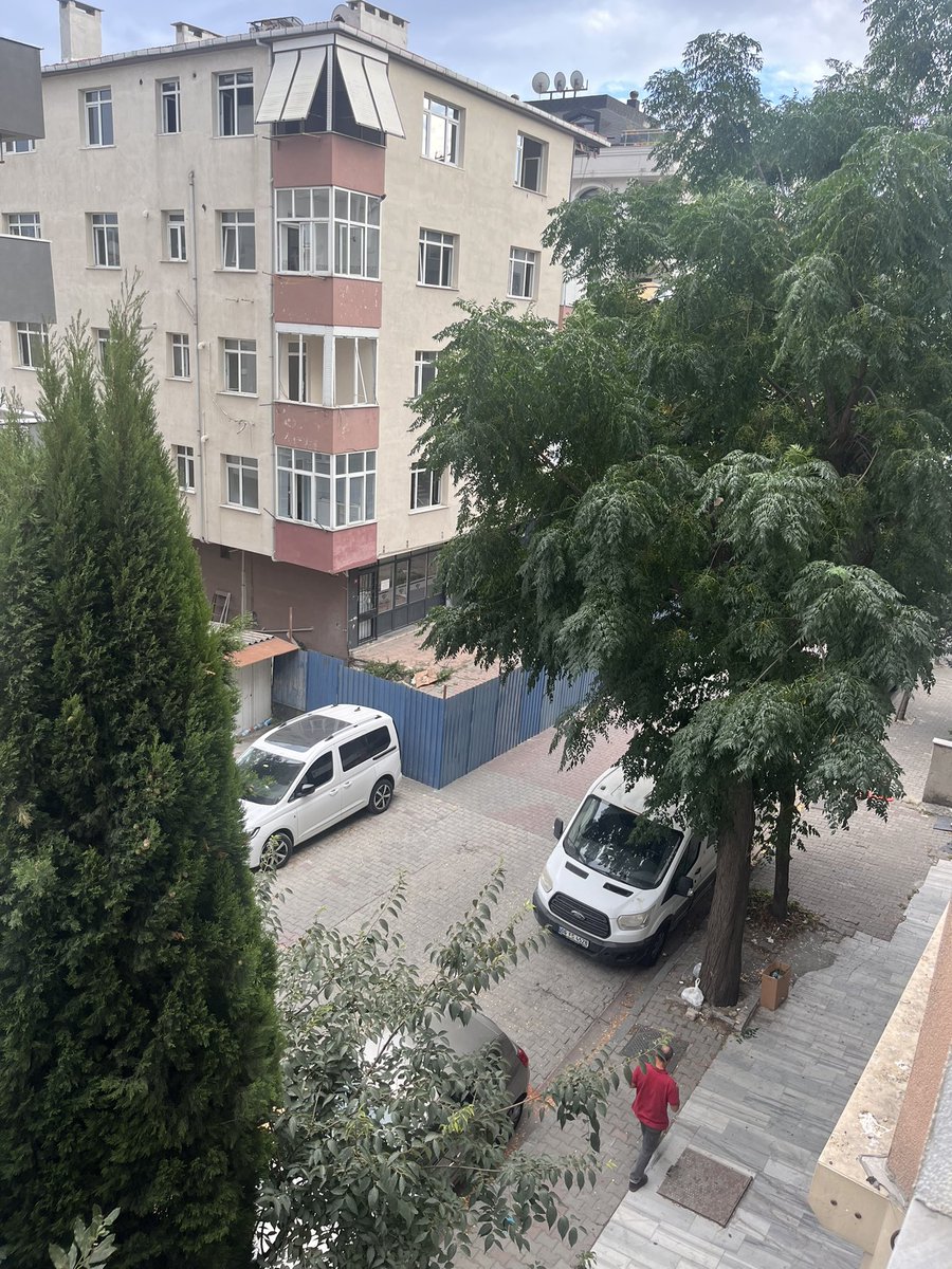 selsah3687's tweet photo. @KagithaneBelTR @IBBcozummerkezi 
Kağıthane merkez mah. Çınar sokak. İnşaat çalışması için kaldırımı ve dahi yolu işgal ediyorlar. Bu nasıl bir iştir. Bu kadar kolay mı yol ve kaldırım işgali. @csbgovtr https://t.co/RWjRlAgchR