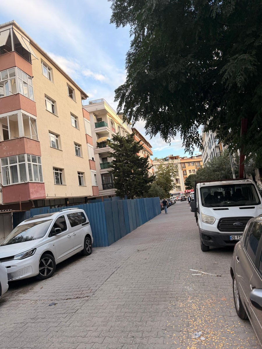 selsah3687's tweet photo. @KagithaneBelTR @IBBcozummerkezi 
Kağıthane merkez mah. Çınar sokak. İnşaat çalışması için kaldırımı ve dahi yolu işgal ediyorlar. Bu nasıl bir iştir. Bu kadar kolay mı yol ve kaldırım işgali. @csbgovtr https://t.co/RWjRlAgchR
