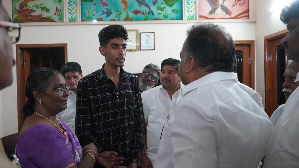 manickamtagore's tweet photo. இன்று (15.09.2026) மறைந்த பட்டிமன்ற நடுவரும், தமிழறிஞருமான ஐயா திரு. சாலமன் பாப்பையா அவர்களின் மதுரையில் உள்ள இல்லத்திற்குச் சென்று, அவரது திருவுருவப் படத்திற்கு மாலை அணிவித்து அஞ்சலி செலுத்தினேன். அன்னாரை இழந்து வாடும் அவரது குடும்பத்தினருக்கு எனது ஆழ்ந்த இரங்கலைத் தெரிவித்தேன். https://t.co/fPxXtr8X1w