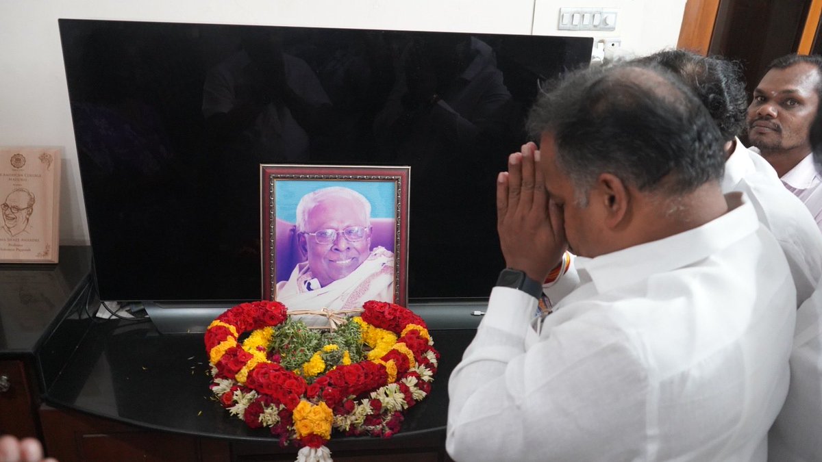 manickamtagore's tweet photo. இன்று (15.09.2026) மறைந்த பட்டிமன்ற நடுவரும், தமிழறிஞருமான ஐயா திரு. சாலமன் பாப்பையா அவர்களின் மதுரையில் உள்ள இல்லத்திற்குச் சென்று, அவரது திருவுருவப் படத்திற்கு மாலை அணிவித்து அஞ்சலி செலுத்தினேன். அன்னாரை இழந்து வாடும் அவரது குடும்பத்தினருக்கு எனது ஆழ்ந்த இரங்கலைத் தெரிவித்தேன். https://t.co/fPxXtr8X1w