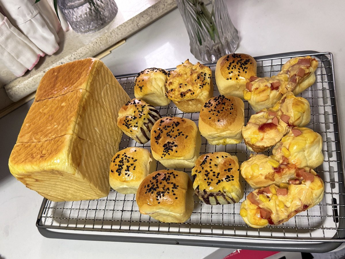 luckx028206's tweet photo. Warm moment with my neighbor today—they brought fresh homemade bread from their garden! Small acts make our block feel like family. https://t.co/aocXrTvGgM