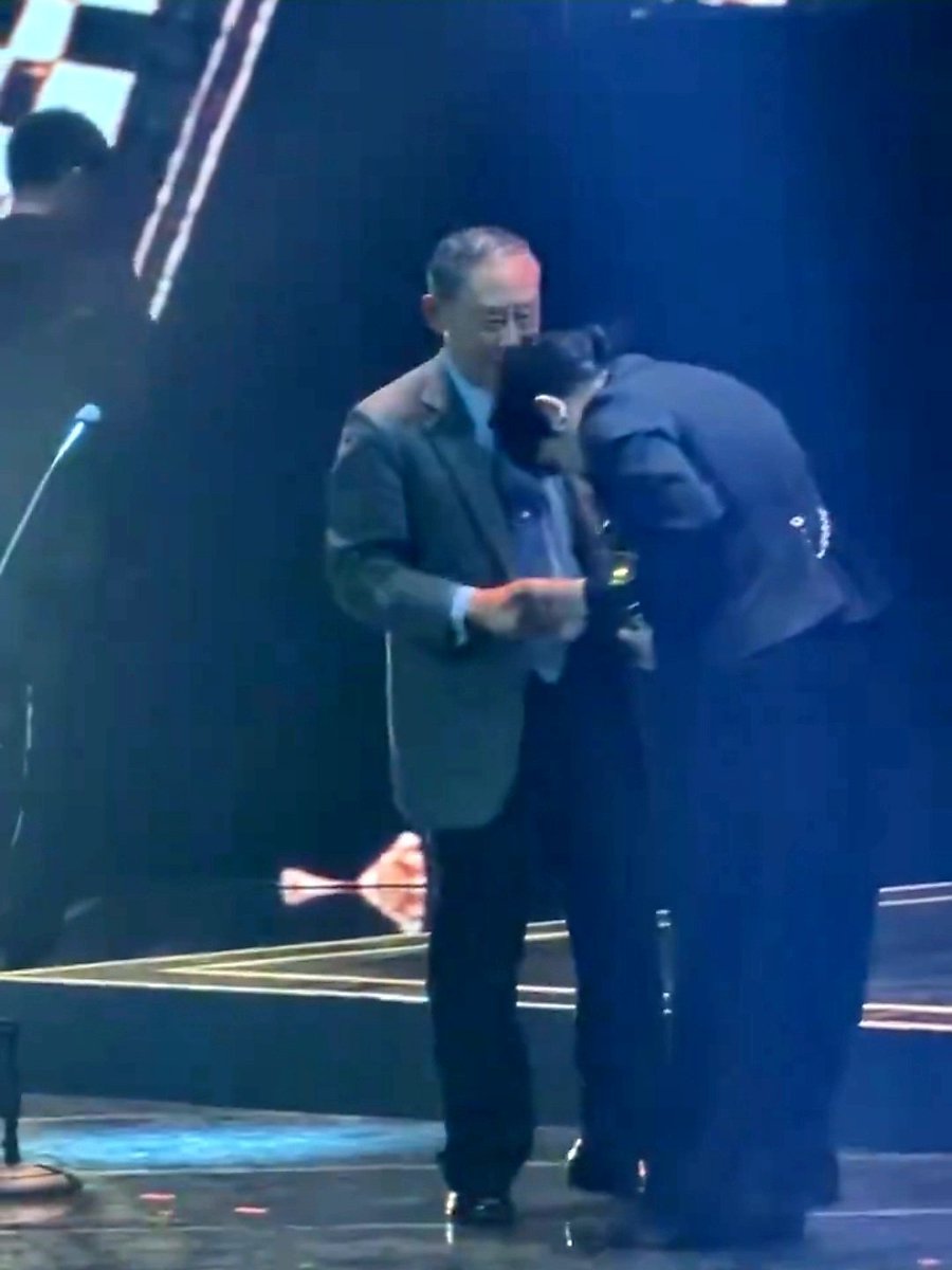 superbpaulo's tweet photo. Too soft for these moments with Sir Ogie and Sir Jose Mari Chan and sooo proud for our music genius and our Songwriter of the Year. Congratulations Pablo! 

📸 Philippine Concerts/AlingBB_2018

PABLO AWIT SONGWRITER OTY
@imszmc #PABLO
#SB19_OPMExcellenceInAwit2026 https://t.co/VzU6bbh2vd