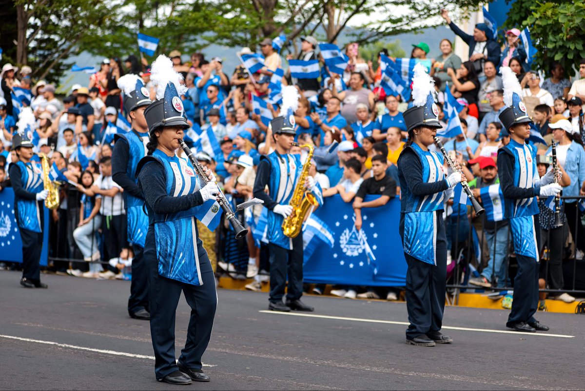 Gobierno_SV's tweet photo. No hay 15 de septiembre sin bandas de paz.🥁🇸🇻 ¡El talento desfila y celebra! 🎺✨ https://t.co/S8KPMfulhr