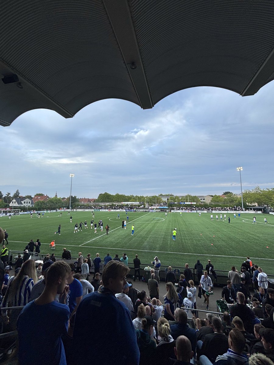 FalksDiscipel's tweet photo. På plads i Vanløse!
#fcklive #sldk #oddsetpokalen https://t.co/wBIURJ36kd