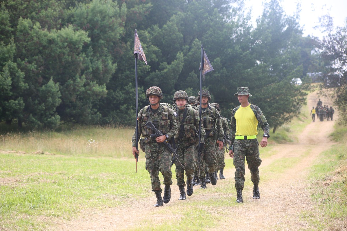 ESMIC_EJC's tweet photo. Conocer el terreno, interpretar las condiciones del entorno y orientar correctamente una operación son capacidades esenciales. En la #ESMIC, nuestros cadetes desarrollan habilidades que fortalecen su preparación para el ejercicio del mando. #EducaciónMilitar https://t.co/tHhYuBNKLR