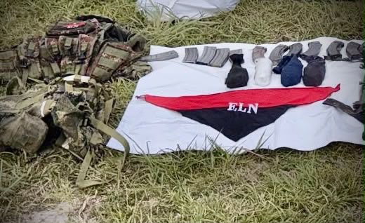 COL_EJERCITO's tweet photo. #LoÚltimo | Abatido en desarrollo de operaciones militares alias Niche, presunto cabecilla de la comisión armada de la compañía Simón Bolívar del ELN, en zona rural de Morales, #Bolívar.

Tropas de la Fuerza de Despliegue Rápido N.° 9 de @Ejercito_Div1, con apoyo de la @FuerzaAereaCol, incautaron seis armas largas, cinco chalecos multipropósito y abundante material de guerra.

Durante la operación militar, uno de nuestros soldados resultó herido y permanece estable bajo observación médica.

#ContraElELN