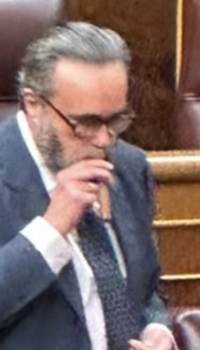 SarahPerezSanta's tweet photo. Luego hablan de decoro.

El diputado de VOX José María Sánchez García, conocido por vago y violento, llegando incluso a encararse con la Presidencia del Congreso, aparece ahora con un puro dentro del hemiciclo.
Mucho exigir decoro a los demás y muy poco aplicárselo a ellos. https://t.co/3bqITaRjPu
