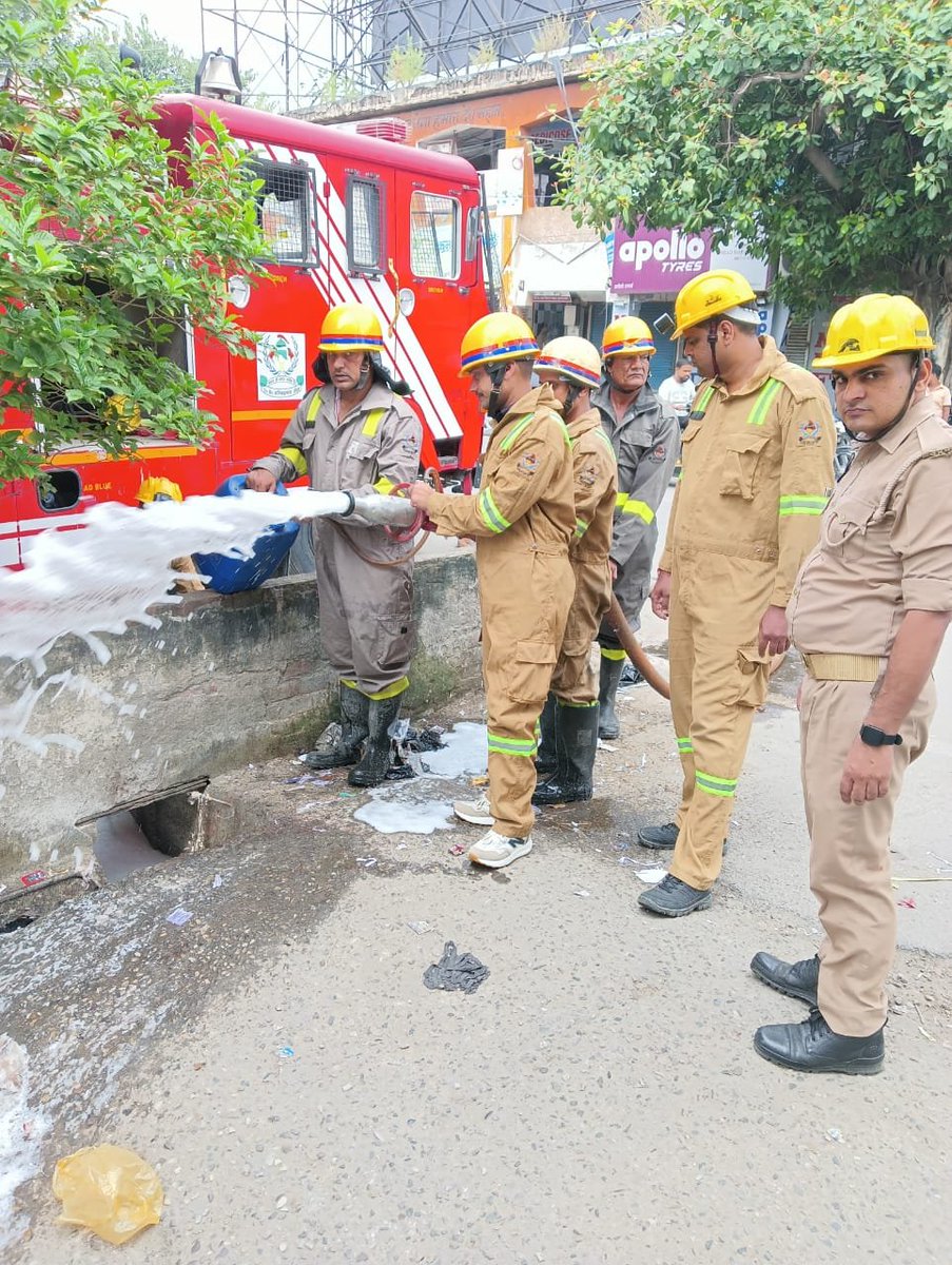muzaffarnagfire's tweet photo. आज दिनांक 15.09.2026 को ADG महोदया, UPF&amp;ES के आदेशानुसार एवं CFO  मुजफ्फरनगर महोदय के निर्देशन में जनपद मुजफ्फरनगर के अग्निशमन केंद्रों पर साप्ताहिक फायर ड्रिल का आयोजन किया गया l ड्रिल के अंतर्गत अग्निशमन उपकरणों की साफ सफाई एवं उनके  प्रयोग आदि के बारे बताया गया। https://t.co/YkuIPgtflF