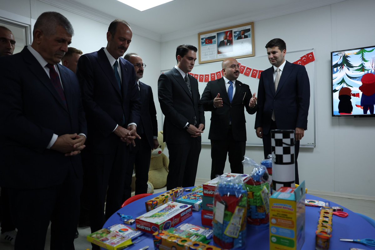 ayyildirim1's tweet photo. 📍 İzmir - Kınık

Liderimiz Sayın Devlet Bahçeli Beyefendi tarafından adı verilen, İzmir Ülkü Ocakları İl Başkanlığımızca Kınık ilçemizin Bağalan köyünde inşa edilen Çağrı Bey Anaokulumuzun açılışını dualarla gerçekleştirdik.

Büyük Selçuklu Devleti’nin kurucularından Çağrı Bey’in adını taşıyan bu kıymetli eğitim yuvasının evlatlarımıza, köyümüze ve İzmir’imize hayırlı olmasını Cenab-ı Allah’tan niyaz ediyorum. 🇹🇷
