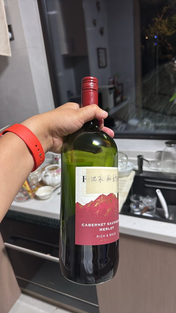 DH_Shredders's tweet photo. 上周日晚上约公益吃老顾羊肉，2个人大概喝了一斤多沈永和香雪酒，打开冰箱看到好玩的装扮。 https://t.co/0WFx0vh8VV