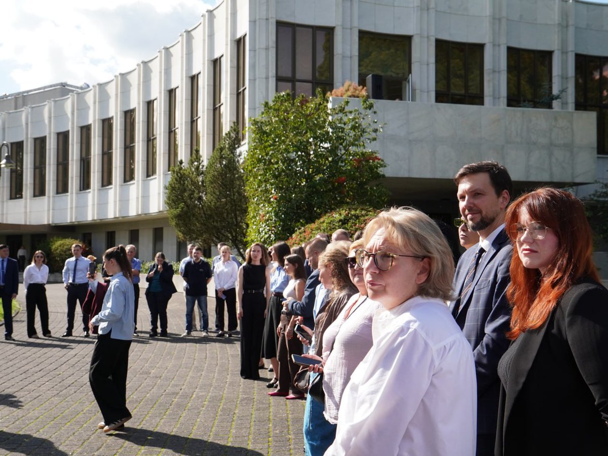 RusBotschaft's tweet photo. Am 15. September 2026 fand in Bonn die Zeremonie zur offiziellen Schließung des Generalkonsulats der Russischen Föderation statt
 
🇷🇺 Zu den Klängen der russischen Nationalhymne wurde die Staatsflagge der Russischen Föderation eingeholt. Anschließend wurde auch das Schild des Generalkonsulats abgenommen.
 
An der Zeremonie nahmen Botschafter der Russischen Föderation in Deutschland Sergej Netschajew, Generalkonsul der Russischen Föderation in Bonn Oleg Krasnitskiy, Diplomaten der Botschaft und des Generalkonsulats, Landsleute sowie Journalisten teil. Viele der Anwesenden konnten ihre Tränen nicht zurückhalten.
 
💬 In seiner Ansprache erklärte Botschafter Sergej Netschajew:

„Wir beenden unsere diplomatische Präsenz am Rhein. Jeder weiß, dass wir hier 80 Jahre lang vertreten waren. In all diesen Jahren wurden durch die Bemühungen sowjetischer und russischer Staats- und Regierungsvertreter, Politiker und Diplomaten neue Nachkriegsbeziehungen zur Bundesrepublik Deutschland aufgebaut, die sich später zu gutnachbarschaftlichen, partnerschaftlichen und von Zusammenarbeit geprägten Beziehungen entwickelten. Damit wurde der Weg zu einer historischen Aussöhnung eingeschlagen – ein Schritt, der unserem Volk nach all den erlittenen Entbehrungen und Opfern keineswegs leichtfiel. Dennoch haben wir den Deutschen die Hand gereicht. Unsere Zusammenarbeit entwickelte sich in einer Weise, wie mit keinem anderen Land.“

Der Botschafter und der Generalkonsul dankten den Mitarbeitern des Generalkonsulats für ihre langjährige gewissenhafte Arbeit. Dabei wurde betont, dass die russischen Diplomaten Deutschland mit dem Gefühl verlassen, ihre Pflicht erfüllt zu haben, sich von der Region jedoch nicht verabschieden. Beide Redner äußerten die Hoffnung, dass die russische diplomatische Präsenz hier künftig wiederhergestellt werden kann. In diesem Zusammenhang unterstrich der Botschafter:

"Ich glaube, dass wir hierher zurückkehren werden. Die Frage ist nur: wann? Ich hoffe, dass diese Frage gemeinsam mit besonnenen deutschen Politikern im Interesse beider Länder erfolgreich gelöst werden kann."

📃 Die Geschichte der russischen diplomatischen Vertretung in Bonn erstreckte sich über mehrere Jahrzehnte. Sie begann im Jahr 1975, zwanzig Jahre nach der Aufnahme diplomatischer Beziehungen zwischen der UdSSR und der Bundesrepublik Deutschland, als die sowjetische Botschaft in der Bundesrepublik von Rolandseck an diesen Standort umzog. Die feierliche Eröffnung des neuen Gebäudes der diplomatischen Vertretung wurde anlässlich des offiziellen Besuchs des Generalsekretärs des Zentralkomitees der KPdSU und Vorsitzenden des Obersten Sowjets der UdSSR, Michail Gorbatschow, in der Bundesrepublik Deutschland vom 12. bis 15. Juni 1989 vorgenommen.
 
Nach dem Umzug der Hauptstadt des wiedervereinigten Deutschlands nach Berlin wurde beschlossen, an diesem Standort das Generalkonsulat der Russischen Föderation zu eröffnen, das am 1. September 1999 seine Tätigkeit aufnahm. 
 
Nach der Schließung der russischen Generalkonsulate in Frankfurt am Main und München Ende 2023 wurde der Zuständigkeitsbereich der Vertretung in Bonn erheblich erweitert. Seit dem 21. Dezember 2023 umfasste ihr Konsularbezirk sechs Bundesländer: Nordrhein-Westfalen, Rheinland-Pfalz, Saarland, Hessen, Baden-Württemberg und Bayern.
 
👉 Das Generalkonsulat der Russischen Föderation in Bonn wurde im Laufe der Jahre von Alexander Petrow (1999–2000), Sergej Netschajew (2001–2003), dem heutigen Botschafter der Russischen Föderation in Deutschland, Georgij Gerodes (2003–2006), Fjodor Chorochordin (2006–2010), Ewgenij Schmagin (2010–2015), Wladimir Sedych (2015–2021), Alexey Dronov (2021–2024) und Oleg Krasnitskiy (2024–2026) geleitet.
 
❗️Infolge der unfreundlich gesinnten Entscheidung der deutschen Behörden wurde das Generalkonsulat der Russischen Föderation in Bonn gezwungen, seine Tätigkeit einzustellen. Damit ging die mehr als acht Jahrzehnte währende diplomatische und konsularische Präsenz unseres Landes in dieser Region zu Ende.

@RusBotschaft