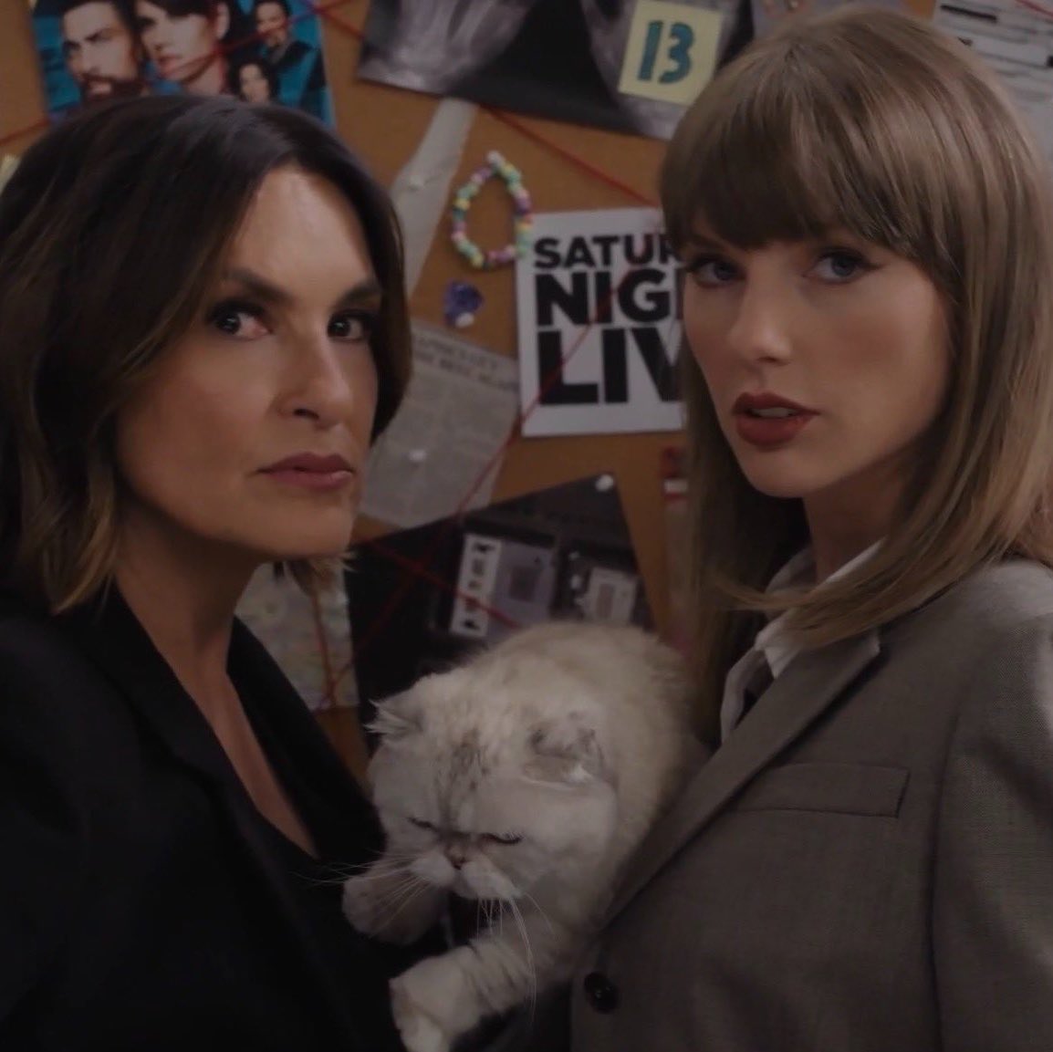 taylorswiftbr's tweet photo. Os produtores do EMMY revelaram que Taylor Swift participou da criação de alguns easter eggs presentes na esquete do SVU! 

Ele adicionou que Taylor pediu que os easter eggs fossem “muito oficiais”. 👀 https://t.co/BgSKUnUH1H