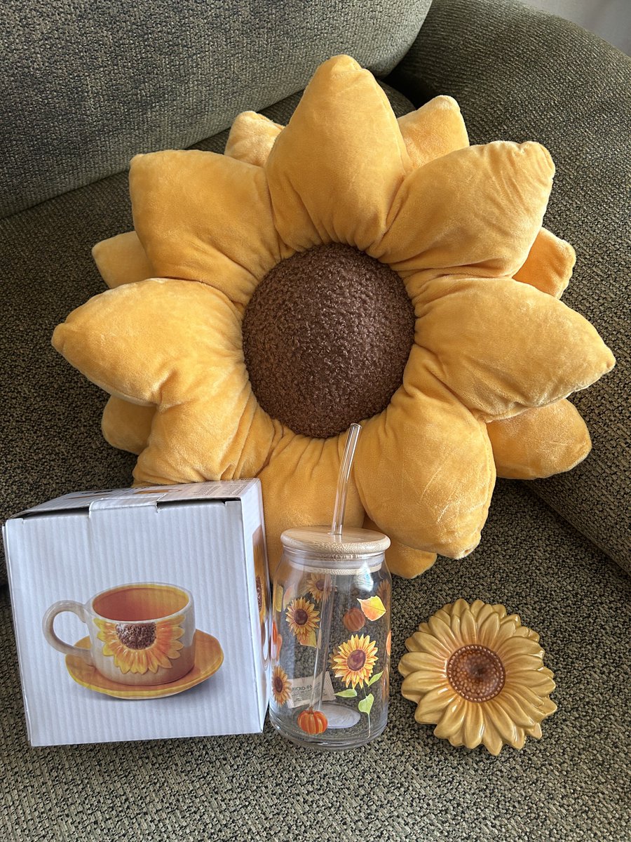 AvoKrys's tweet photo. Lo fácil que es hacerme feliz ✨🌻 Es que AMO!!!! Qué colección tan preciosa, estoy enamoradita perdida 😍😍😍😍 https://t.co/9cHi2S0SXU