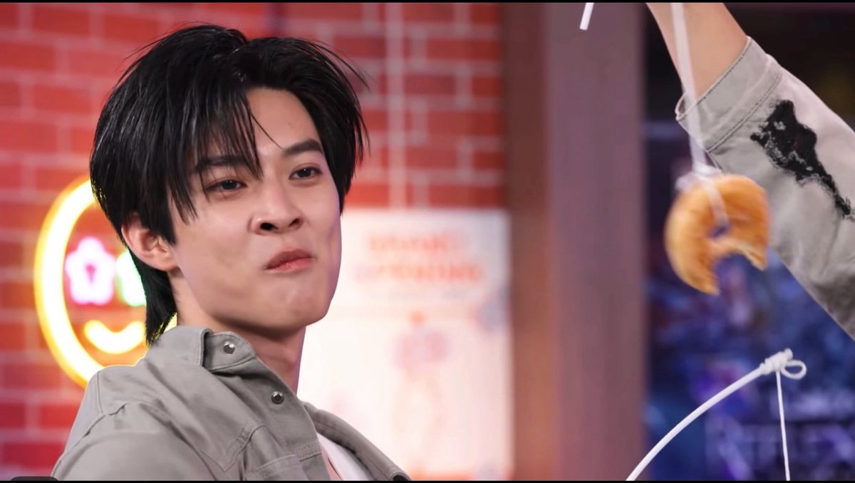 Jtapsumab's tweet photo. คนบ้าอะไรเคี้ยวโดนัทยังหล่อได้ขนาดนี้ แอสตัน ช็อตนี้ป้าเดรส 

#GMMTVLiveHouse
#aston_lv https://t.co/11oiT7rwOW