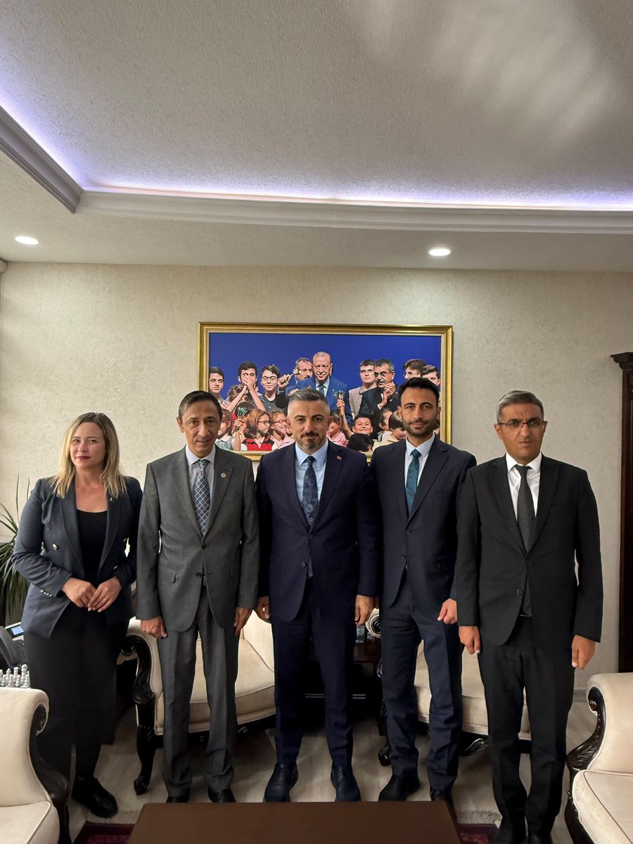 egitimgucusen's tweet photo. Genel Başkanımız Oğuz ÖZAT ve Genel Başkan Yardımcılarımızdan oluşan heyetimiz, Destek Hizmetleri Genel Müdürü Ömür Fatih KARAKULLUKÇU’yu makamında ziyaret etti.

Görüşmede; eğitim çalışanlarına ücretsiz öğle yemeği ve toplu taşıma imkânı sağlanması, öğretmenevlerinde öğretmenlerimizin konaklama imkânlarının iyileştirilmesi, okullarımızda engelli eğitim çalışanları ve öğrenciler için erişilebilirliğin artırılması ile eğitim kurumlarımızın mevcut ihtiyaçlarının giderilmesine yönelik taleplerimizi ileterek talep dosyamızı sunduk.

Görme engelli öğretmenlerimiz için Braille alfabesiyle hazırlanan kitapların zamanında ulaştırılmasına ilişkin talebimiz üzerine Sayın Genel Müdür, kitapların ay sonuna kadar ulaştırılacağı bilgisini paylaştı.

Eğitim çalışanlarımızın taleplerine gösterdiği ilgi, yapıcı yaklaşımı ve nazik misafirperverliği için Sayın Ömür Fatih KARAKULLUKÇU’ya teşekkür ediyoruz.

Eğitim çalışanlarımızın talep ve beklentilerini ilgili makamlara taşımaya, çözüm için sürecin takipçisi olmaya devam edeceğiz.

@tcmeb 
@meb_dhgm 
@omurfatih 

📌Görüşmenin detayları ve sunduğumuz talep dosyası için web sitemizi ziyaret edebilirsiniz.

🔗https://t.co/sVef4pIlG8