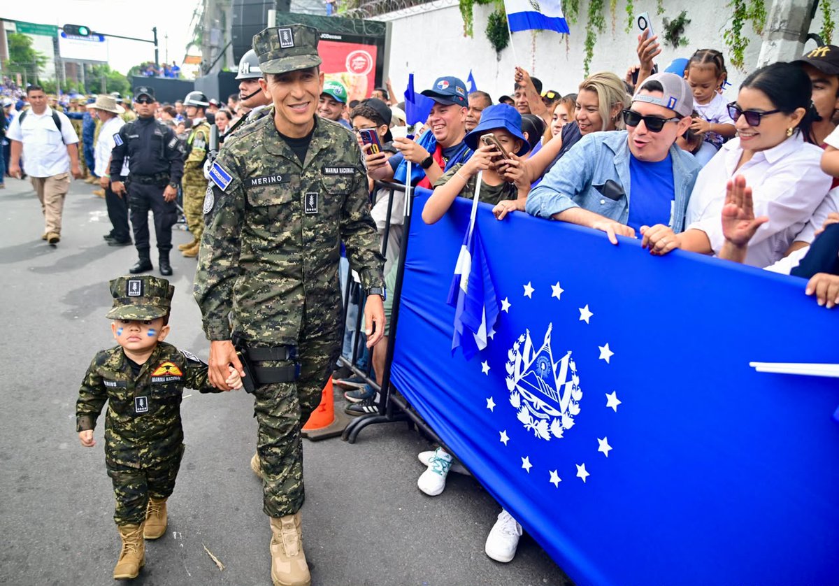 SecPrensaSV's tweet photo. El ministro de @DefensaSV, René Merino Monroy (@merino_monroy), acompaña el Desfile de Independencia 2026. https://t.co/NYJHYsqTSI
