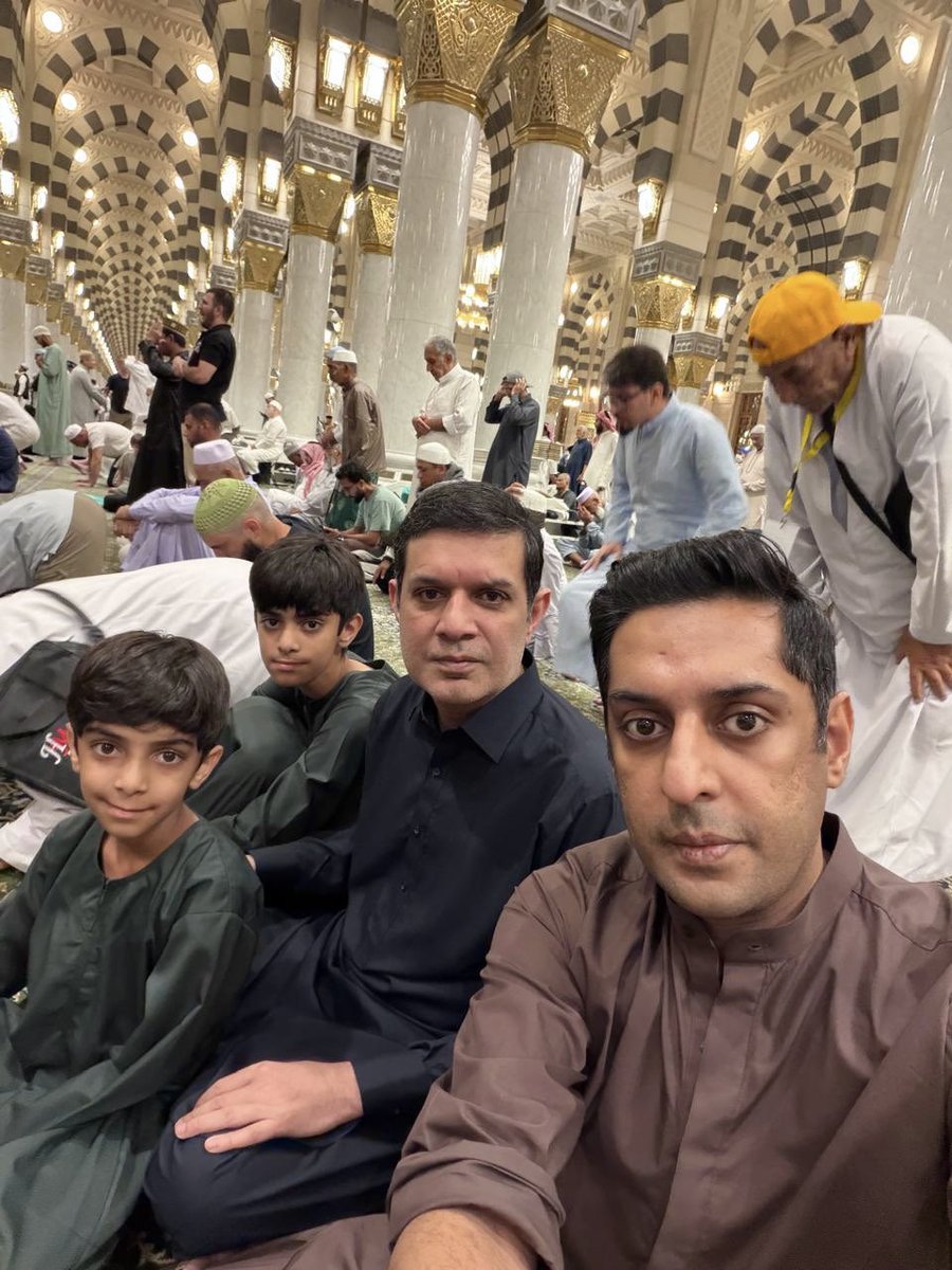 NaumanIShaikh's tweet photo. الْحَمْدُ لِلَّهِ رَبِّ الْعَالَمِينَ
مسجدِ نبوی ﷺ میں اپنے بچوں اور بھائی کے ساتھ۔ https://t.co/HEtjjHWp6h
