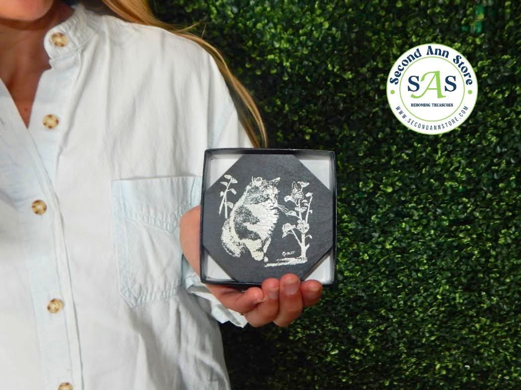 secondannstore's tweet photo. A purr-fect little find! 🐱🖤

This charming cat artwork is sure to steal the spotlight. And the genuine slate coaster it's featured on? Quarried by the Capozzolo Brothers Slate Company in Bangor, Pennsylvania!

Discover this and more at https://t.co/ftffio68cq 

#SecondAnnStore https://t.co/fCaUAR3Nne