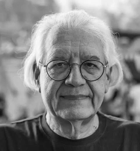 PiensaPrensa's tweet photo. Lamentamos informar la muerte del premiado cineasta chileno Patricio Guzmán.

El premiado cineasta chileno Patricio Guzmán, reconocido mundialmente por su trabajo documental con obras como "La Batalla de Chile" y "El Botón de Nácar", murió a los 85 años.
El documentalista falleció durante la mañana de este martes a raíz de un paro cardiorrespiratorio en un hospital de París, Francia.