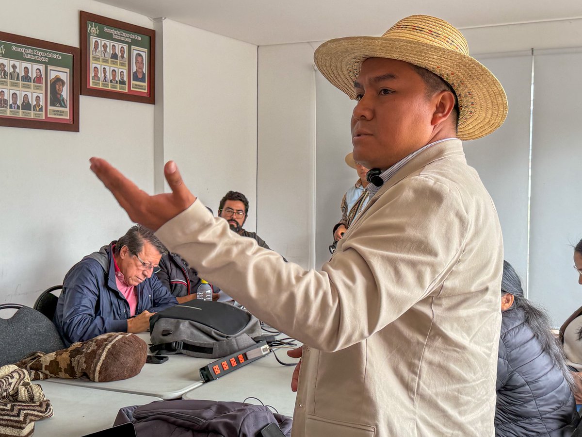 CarlosMarioCalv's tweet photo. La educación propia e intercultural se defiende, se protege y se fortalece. 

Hoy nos reunimos con la CONTCEPI–MPC para analizar el contexto político del derecho a la educación de nuestros pueblos y cerrar filas en defensa de los decretos y derechos constitucionales conquistados por el movimiento indígena.

Lo que hemos conquistado con organización, lucha y gobierno propio no se negocia ni se retrocede. Seguiremos defendiendo una educación que garantice nuestra identidad, autonomía, culturas y territorios.