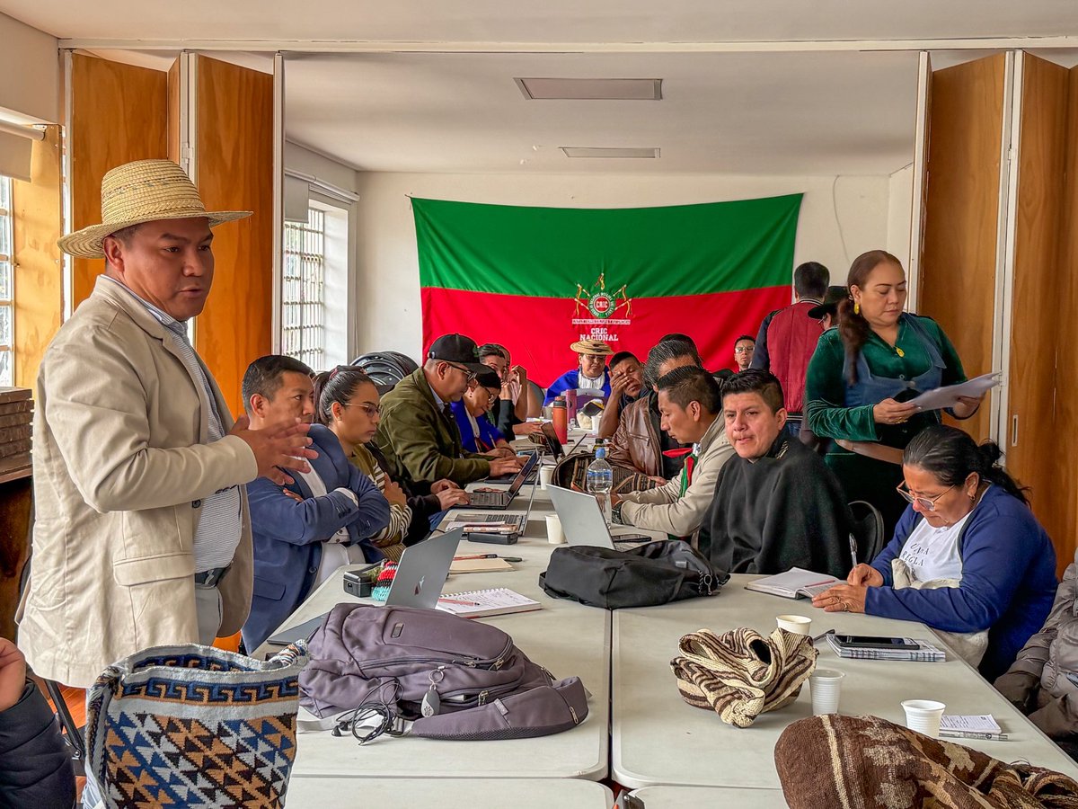 CarlosMarioCalv's tweet photo. La educación propia e intercultural se defiende, se protege y se fortalece. 

Hoy nos reunimos con la CONTCEPI–MPC para analizar el contexto político del derecho a la educación de nuestros pueblos y cerrar filas en defensa de los decretos y derechos constitucionales conquistados por el movimiento indígena.

Lo que hemos conquistado con organización, lucha y gobierno propio no se negocia ni se retrocede. Seguiremos defendiendo una educación que garantice nuestra identidad, autonomía, culturas y territorios.