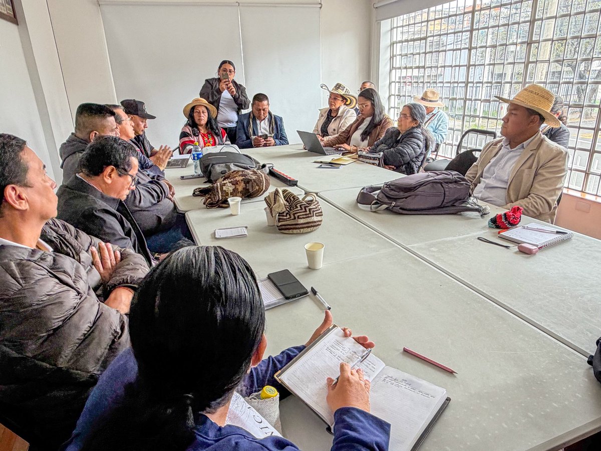 CarlosMarioCalv's tweet photo. La educación propia e intercultural se defiende, se protege y se fortalece. 

Hoy nos reunimos con la CONTCEPI–MPC para analizar el contexto político del derecho a la educación de nuestros pueblos y cerrar filas en defensa de los decretos y derechos constitucionales conquistados por el movimiento indígena.

Lo que hemos conquistado con organización, lucha y gobierno propio no se negocia ni se retrocede. Seguiremos defendiendo una educación que garantice nuestra identidad, autonomía, culturas y territorios.