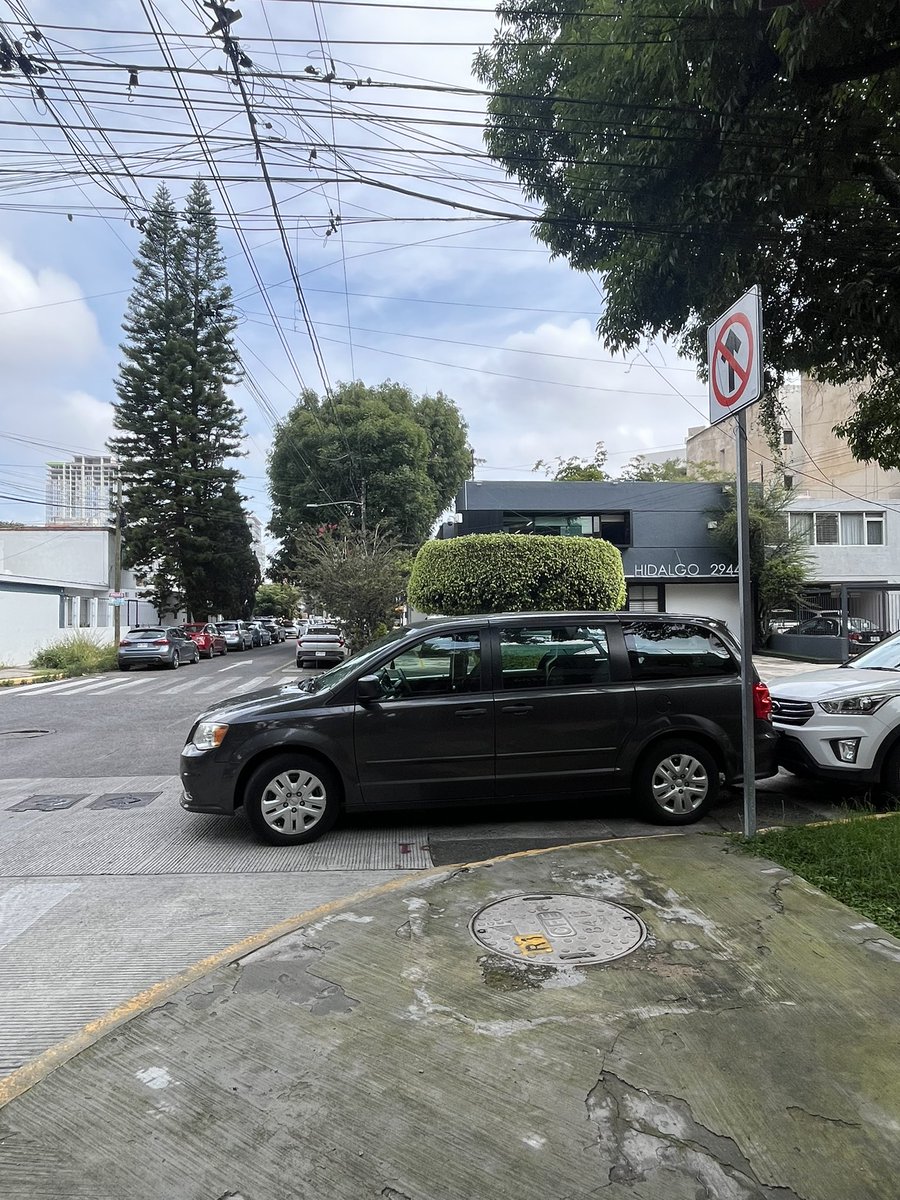 ZZZGAS's tweet photo. Camioneta tapando todo el paso peatonal en Hidalgo esq. Lincoln. Los peatones deben caminar a media calle para poder pasar. @Trafico_ZMG @JaliscoVial @policiavial @vallartanortesl https://t.co/MzQIblequK