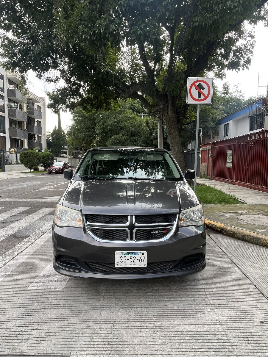 ZZZGAS's tweet photo. Camioneta tapando todo el paso peatonal en Hidalgo esq. Lincoln. Los peatones deben caminar a media calle para poder pasar. @Trafico_ZMG @JaliscoVial @policiavial @vallartanortesl https://t.co/MzQIblequK