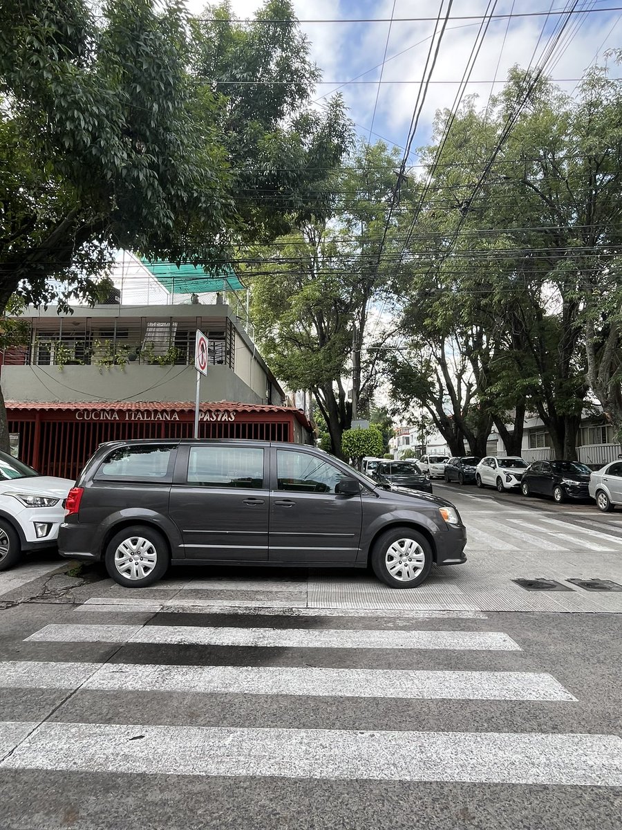 ZZZGAS's tweet photo. Camioneta tapando todo el paso peatonal en Hidalgo esq. Lincoln. Los peatones deben caminar a media calle para poder pasar. @Trafico_ZMG @JaliscoVial @policiavial @vallartanortesl https://t.co/MzQIblequK