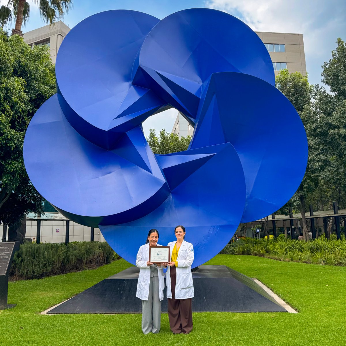 medicasur's tweet photo. En Médica Sur somos el primer hospital privado en México en obtener el reconocimiento Dementia Friend, que nos distingue como una comunidad que comprende y apoya a las personas que viven con demencia y a sus familias.
Este logro fortalece nuestro compromiso, una atención digna, empática e inclusiva. La sensibilización de todos nuestros colaboradores es clave: desde la bienvenida hasta la atención médica, cada interacción puede hacer la diferencia.
#MédicaSur #DementiaFriendly #CalidezHumana