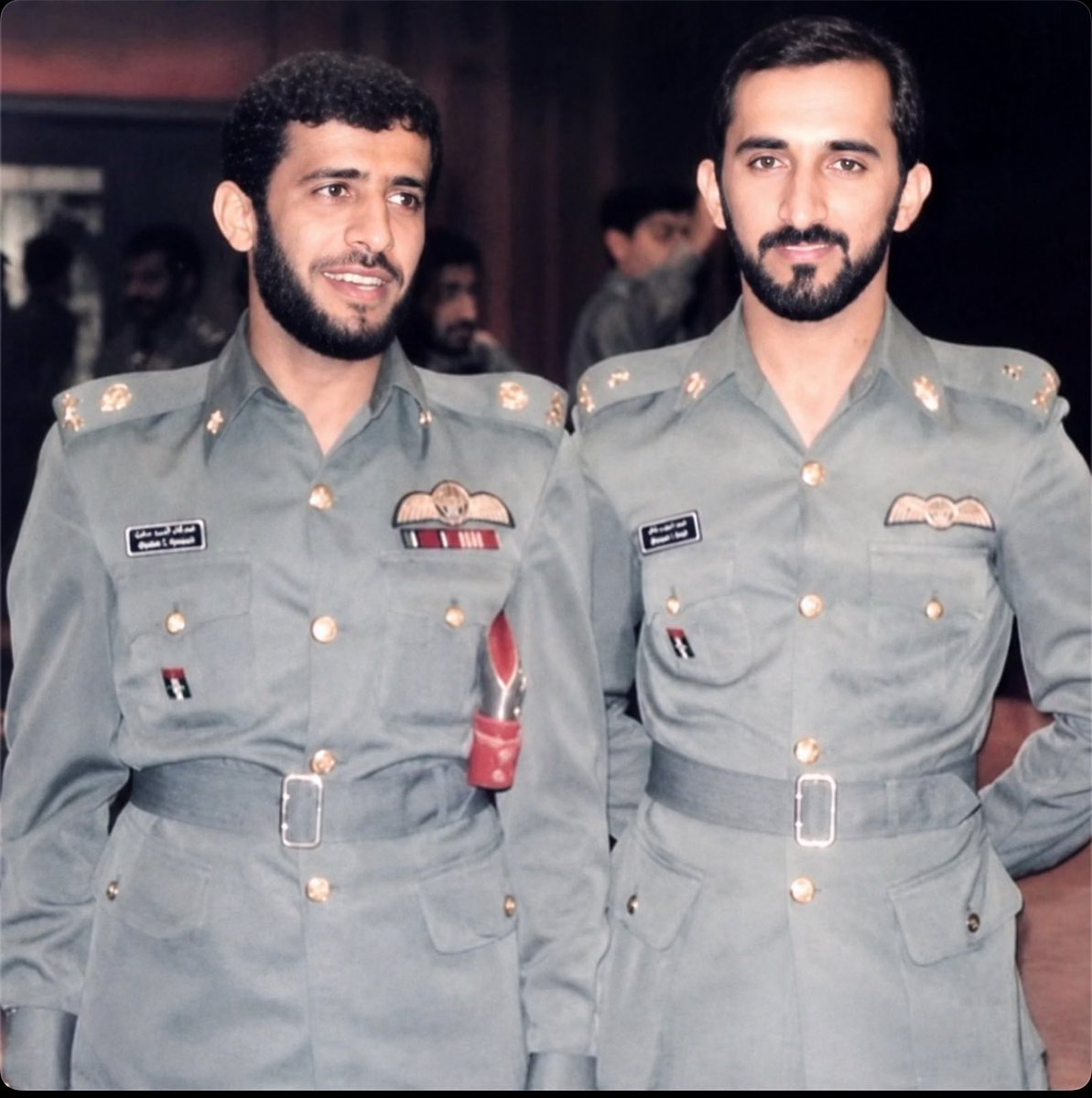 llss6ss1's tweet photo. من اليمين الشهيد طيّار محمد بن يديد بن راشد الشحي أستشهد في عام ١٩٩٠ م كان من أفضل الطّيارين كفاءة في الدولة. 

وهنا يظهر سيدي صاحب السمو الشيخ محمد بن زايد
وهو يحمل الشهيد على كتفه أثناء مراسِم الدفن . 

ويسألونك ليش نحبّه !
والله لو ذكرنا محاسنه وفضله علينا لما سعتنا الكلمات https://t.co/owAileMIA6