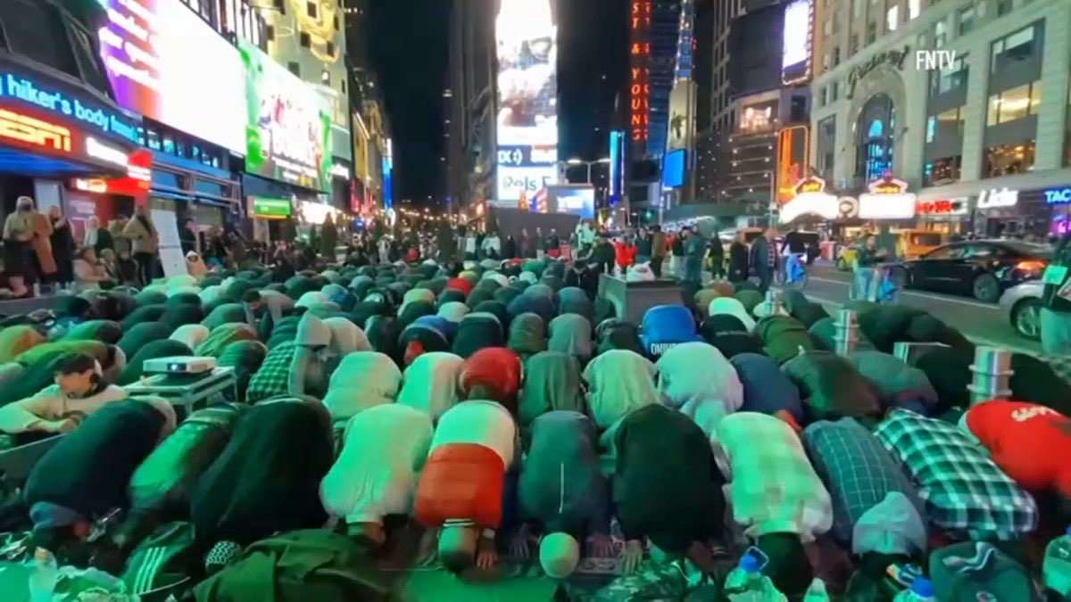 moronhumor's tweet photo. Offering Namaz to Karbala 🕋 not in Mecca but Times Square, NYC. 

Does it make any sense? Or does it not have to make sense? https://t.co/d6OZgJymfR