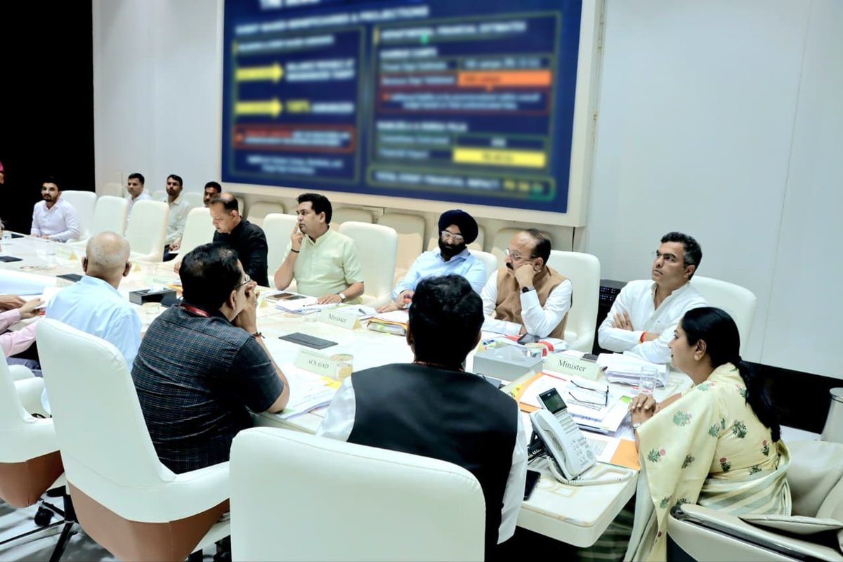 gupta_rekha's tweet photo. दिल्ली की हमारी आशा वर्कर्स घर-घर स्वास्थ्य की जिम्मेदारी निभाती हैं। गर्भवती महिलाओं की देखभाल हो, बच्चों का टीकाकरण हो या परिवारों को समय पर स्वास्थ्य सेवाओं से जोड़ना, वे हर मोर्चे पर समर्पण के साथ अपनी भूमिका निभाती हैं।

आज की कैबिनेट बैठक में हमारी सरकार ने उनके निर्धारित मासिक प्रोत्साहन को ₹3,000 से बढ़ाकर ₹6,000 करने का निर्णय लिया है। दिल्ली की 6,725 आशा वर्कर्स को इसका सीधा लाभ मिलेगा, जबकि अन्य प्रोत्साहन पहले की तरह जारी रहेंगे।

आप सभी दीदियों के परिश्रम, सेवा और समर्पण को हमारा प्रणाम। आपके सम्मान, आर्थिक सुरक्षा और सशक्तीकरण के लिए हमारी सरकार पूरी प्रतिबद्धता के साथ कार्य करती रहेगी।

#ViksitDelhi