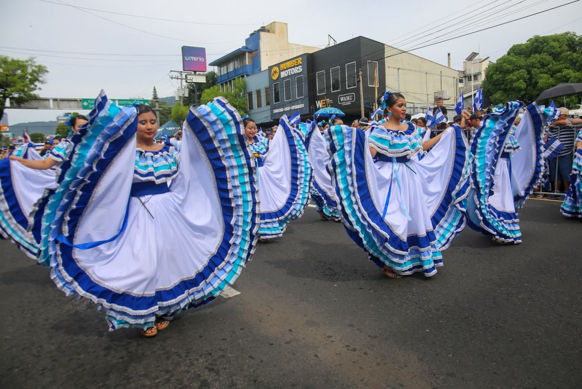 PNCSV's tweet photo. 🎶💙 El talento de los estudiantes salvadoreños se pone de manifiesto en el desfile de este 15 de septiembre, para conmemorar la Independencia Patria.

Resguardados por el personal policial recorren la Alameda Roosevelt, en esta importante fecha para toda la región Centroamericana.