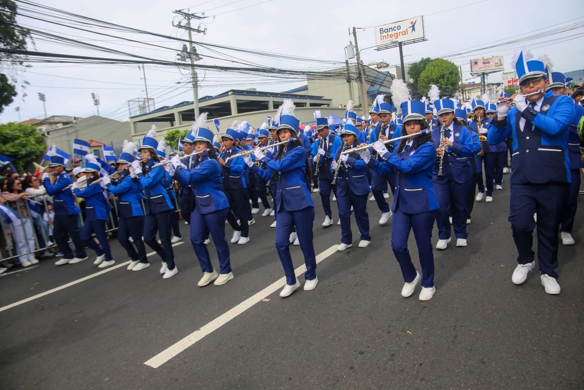 PNCSV's tweet photo. 🎶💙 El talento de los estudiantes salvadoreños se pone de manifiesto en el desfile de este 15 de septiembre, para conmemorar la Independencia Patria.

Resguardados por el personal policial recorren la Alameda Roosevelt, en esta importante fecha para toda la región Centroamericana.