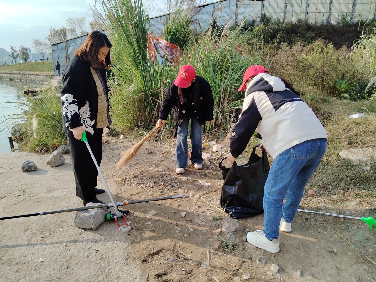 dettu508807's tweet photo. Come join our community outdoor clean-up this Saturday (9am-12pm) at Riverside Park! Free snacks u0026 gloves provided. Bring your friends u0026 help make our neighborhood greener! https://t.co/CGrxuLRaAw