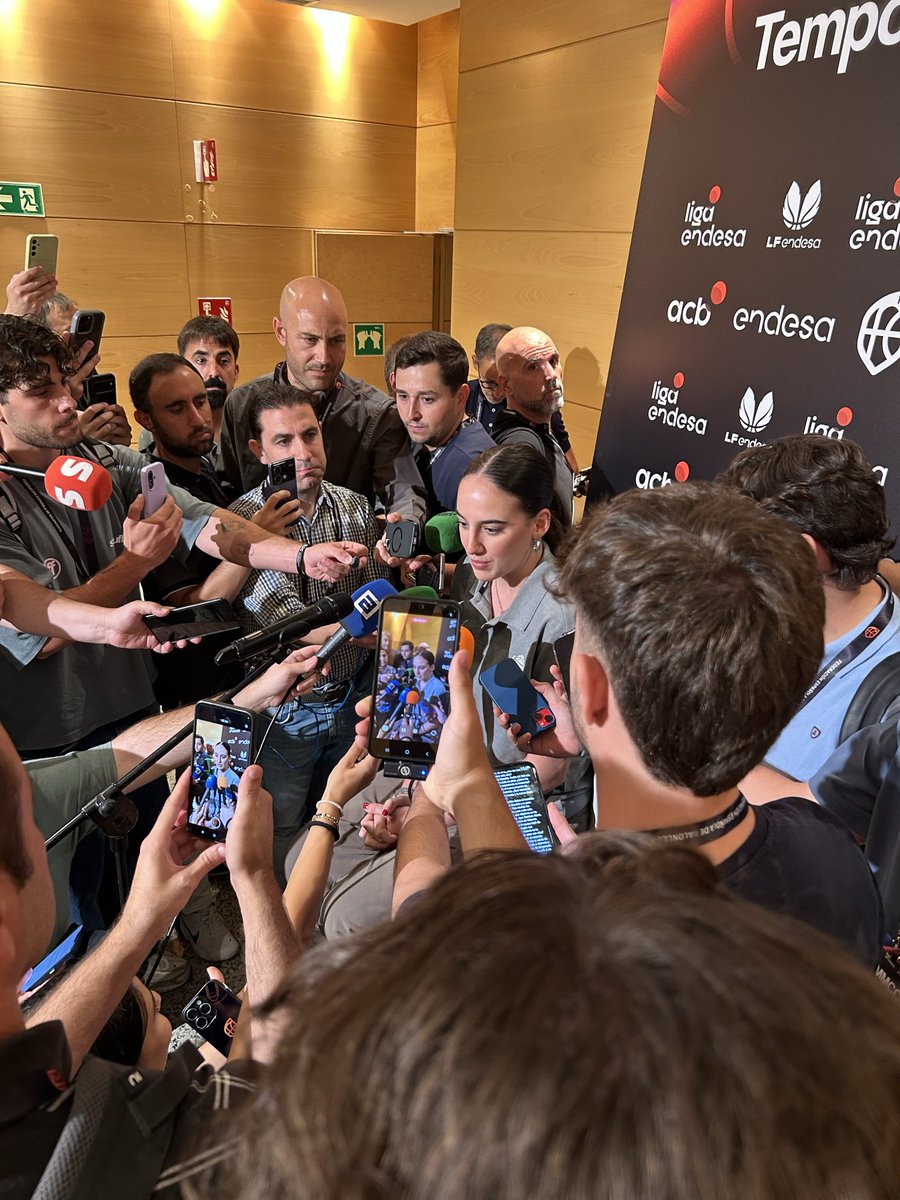 JavierMoleroo's tweet photo. El efecto Iyana Martín en la presentación de la Liga Endesa y LF Endesa 

🤩🤩🤩 https://t.co/PMh8ugO9cD