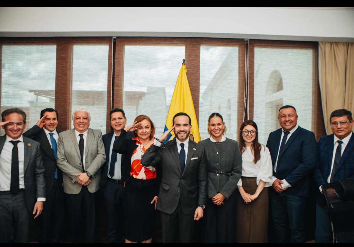 ArielCorzoD's tweet photo. Lamentamos que un sector de la USO por intereses particulares hayan acordado en reunión secreta con De la Espriella desconocer el artículo 20 de los estatutos sociales de @ECOPETROL_SA y subsanar la “jugadilla” con la reforma a dicho artículo hoy en la asamblea de accionistas. https://t.co/7ggI7mrpUF