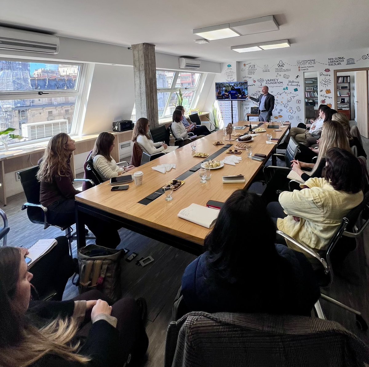 FundacionVarkey's tweet photo. ¿Cómo puede la escuela formar a la vez buenos profesionales y buenas personas?
Gran encuentro en nuestras oficinas junto a Ryan Maxwell, @GDFE_Arg y grandes referentes del aprendizaje profundo y educación del carácter. https://t.co/uVHvPb5Spd