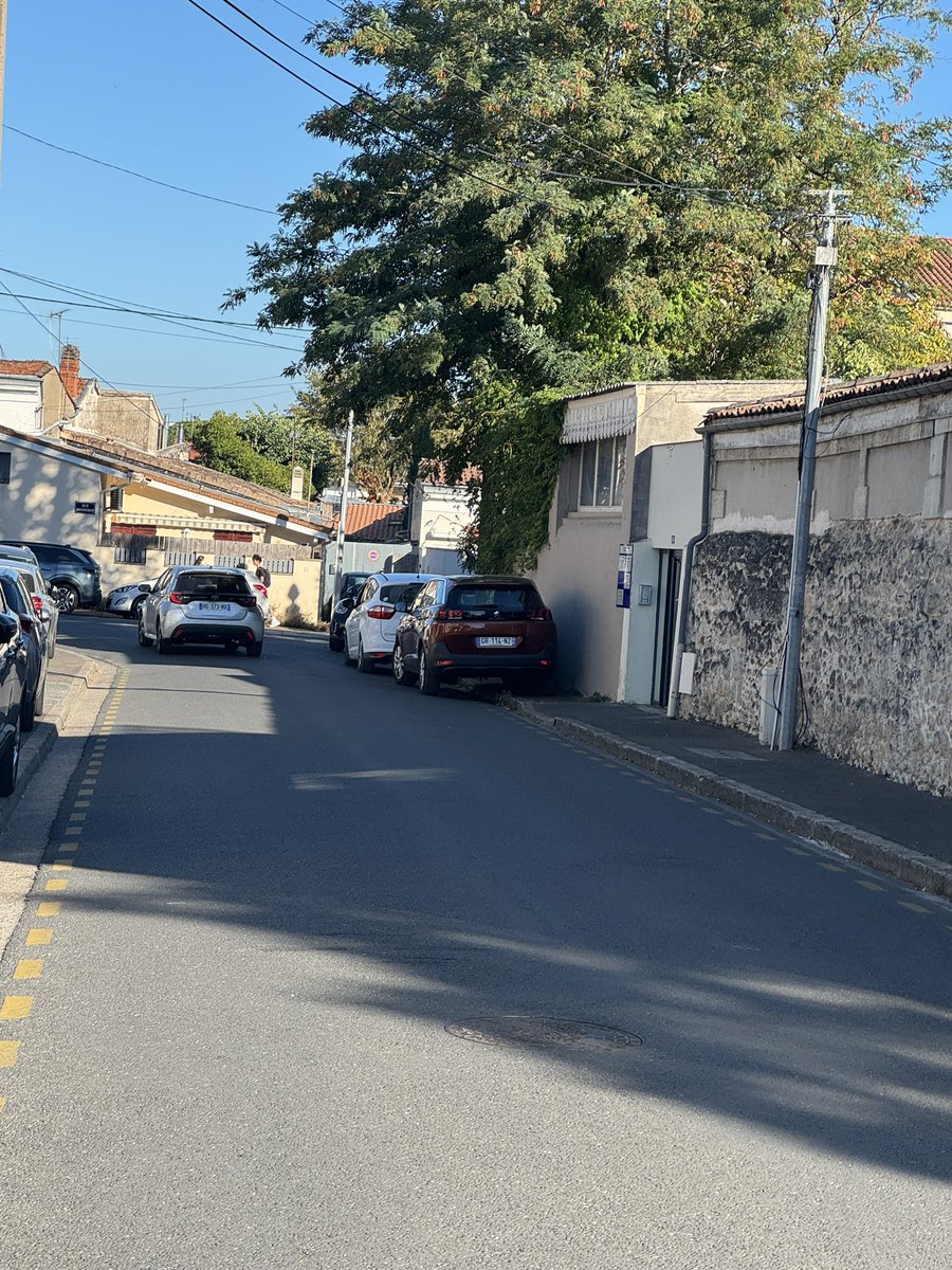 Creuselazur's tweet photo. @Bordeaux encore une journée perdue pour la sécurité des enfants aux abords de l’école. À cause du laxisme de @T_Cazenave bien sûr. Belle image de la politique encore une fois. @SO_Bordeaux @gcum_fr #Bordeaux https://t.co/rz22CYW7tp
