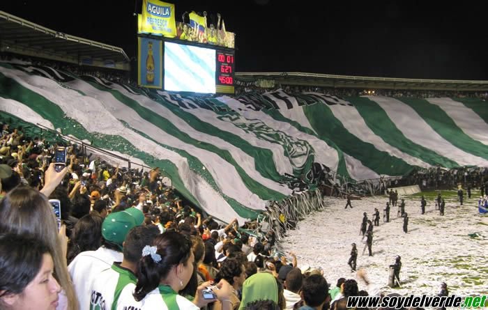 rasaproyectoco's tweet photo. Antes del 2010 nos daban mitad del estadio, 
Antes de que le lloraran a la administración local para que no nos dieran sur , cuando se llevó el primer telón y entro desde la 30 y todos se quedaron mudos, cuando habían vultos y vultos de papel en la entrada a sur https://t.co/L5rnrQzTFy
