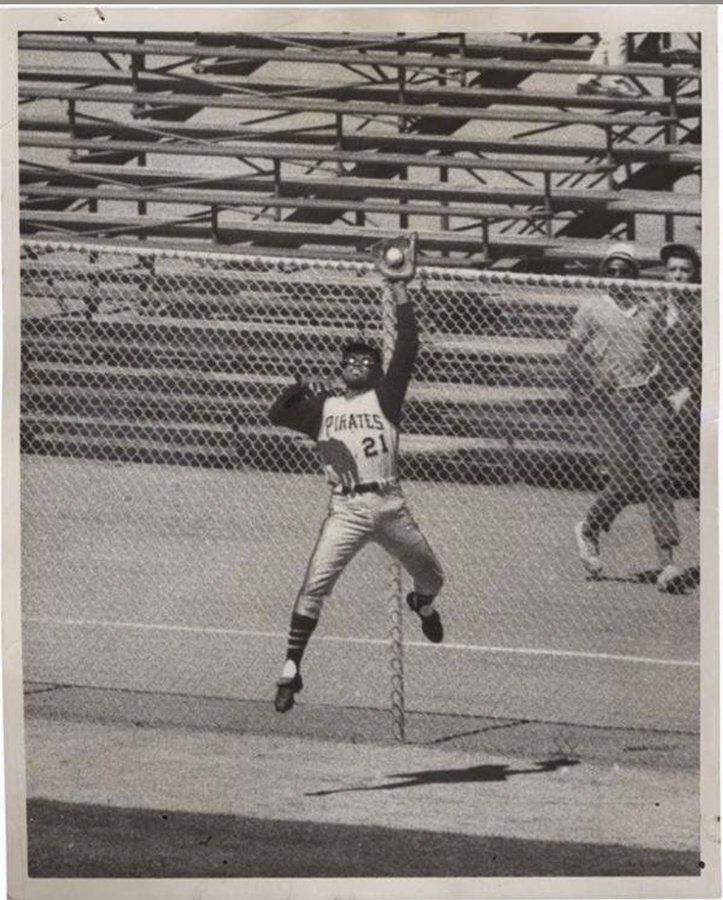 baseballinpix's tweet photo. Roberto Clemente makes a spectacular catch of a long Willie Mays drive at Candlestick Park. #RobertoClementeDay https://t.co/vjMXpgmLkt