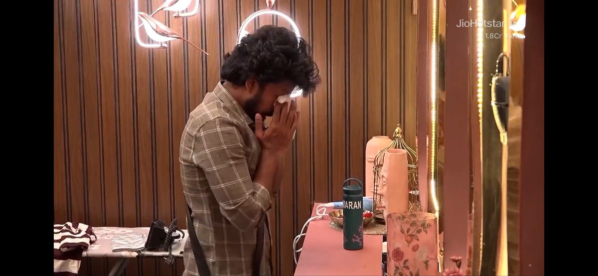 varsh_015's tweet photo. Awwww Kumaran issok, paathukalam🥺❤️‍🩹

#BiggBossTamil10 https://t.co/61TEz1QpmP